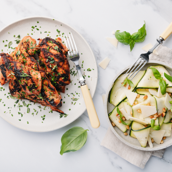 Grillattua kanaa ja kesäkurpitsasalaattia