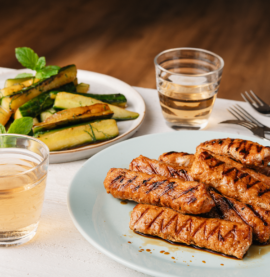 Kanajauhelihapuikkoja ja grillattuja kurkkuja
