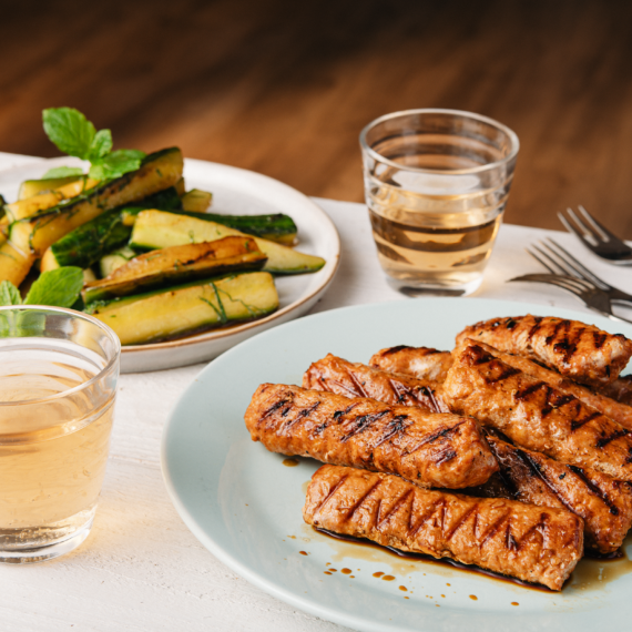 Kanajauhelihapuikkoja ja grillattuja kurkkuja