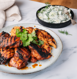 Grillattua kanaa ja kermaisia kurkkuja
