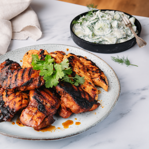 Grillattua kanaa ja kermaisia kurkkuja