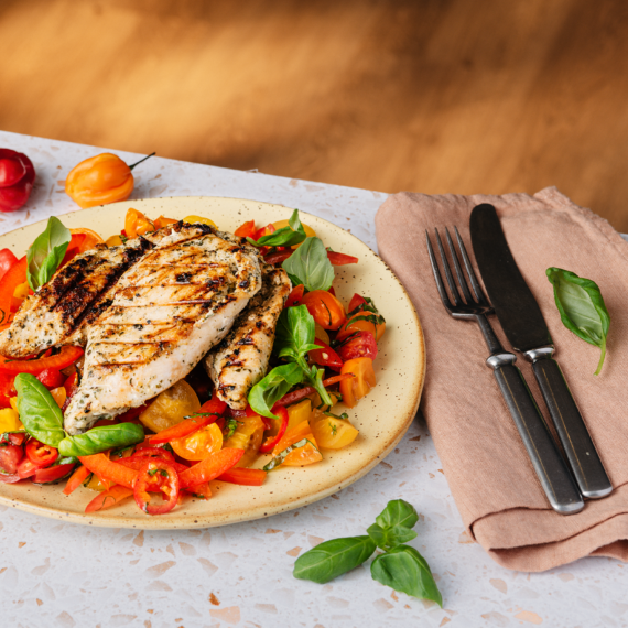 Grillattua kanaa ja tomaattisalsa