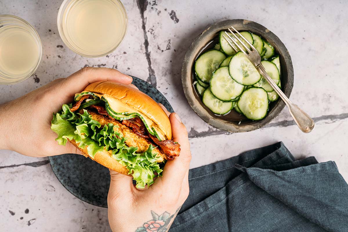 Kanaburgeri pekonilla_3