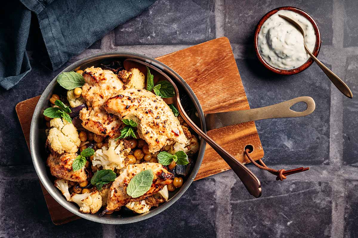 Mausteinen kanapannu, paahdettua kukkakaalia ja minttu-valkosipulijogurttia_1 kopio