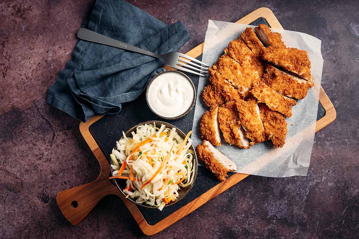 Rapea kanan paistileike, omenainen coleslaw ja piparjuurikreemi_1 kopio