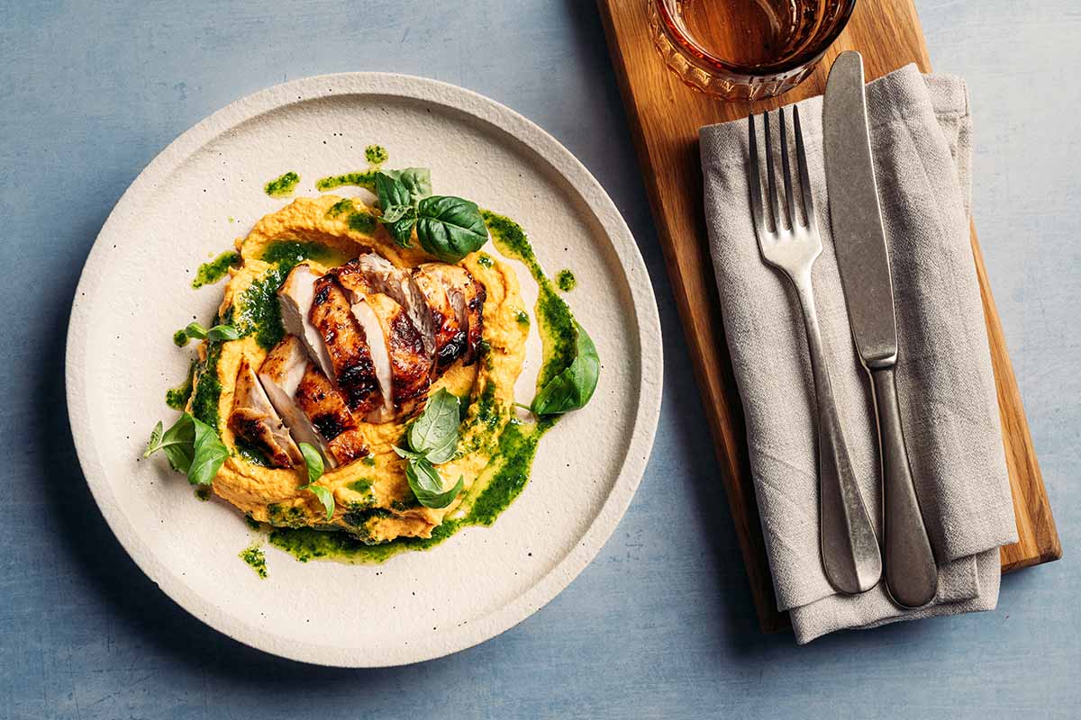 Rapeaa kananrintaa, paahdettua juurespyreetä ja yrttiöljyä_1 kopio